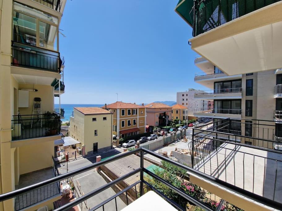 50 Metri Dal Mare - Free Parking E A/C Pietra Ligure Exterior foto